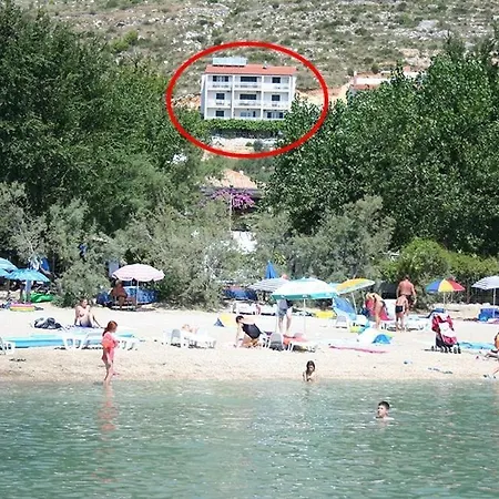 In With Sea View, Terrace, Air Conditioning, Wi-fi Apartman Duce