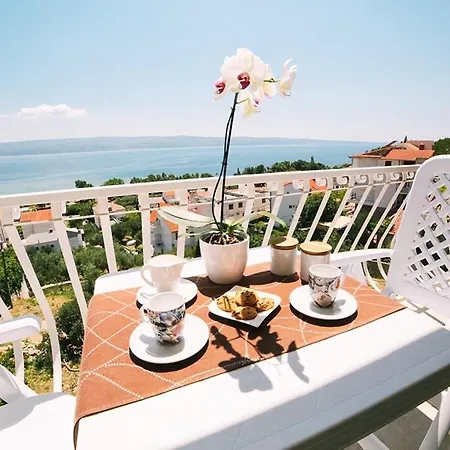 In With Sea View, Terrace, Air Conditioning, Wi-fi Apartman *